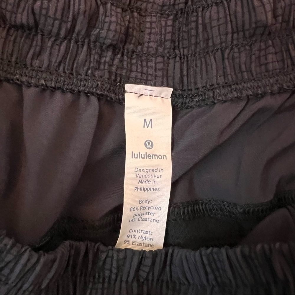 LuluLemon - medium shorts with cool pattern - Picture 3 of 4